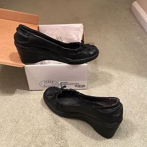 Steve Madden black wedge shoe size 7
